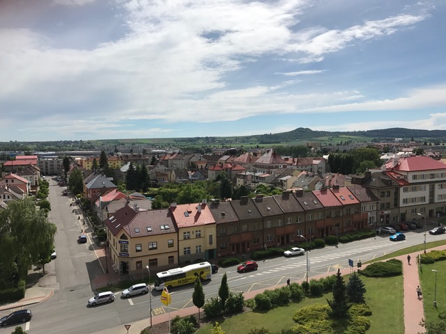 Pohled jihozápadním směrem do ulice Lošťákova, v pozadí vrch Veliš se zříceninou hradu (součást Jičínské pahorkatiny).