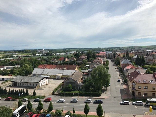 Pohled jihozápadním směrem do ulice Lošťákova, na obzoru Česká tabule.